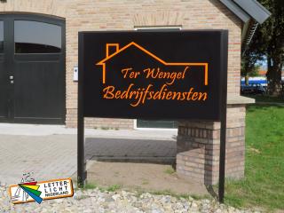 Vrijstaande lichtbak op staanders in kleur gespoten